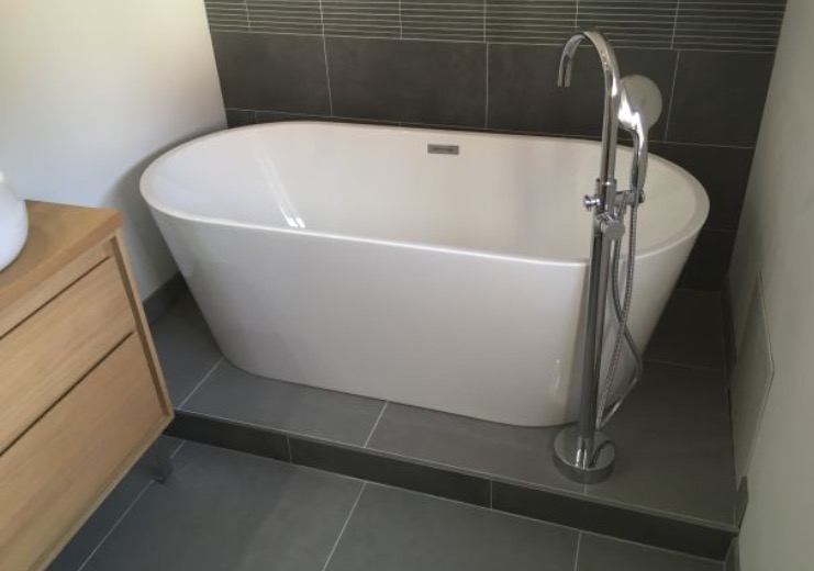 Faut-il privil&eacute;gier la douche ou la baignoire dans une salle de bain familiale ? Saint-Louis